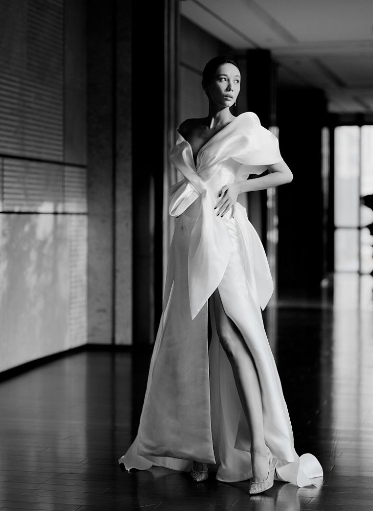 张蓝心蝴蝶结设计感深v礼裙大气飘逸灵动演绎东方女性美