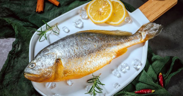 大黄鱼的体型一般比较大,最大的能长到2斤多.