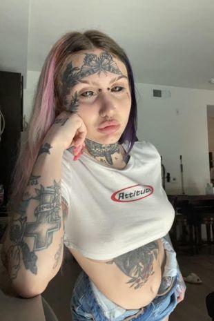 美国女子花巨资全身打孔纹身装钉子被人叫魔鬼仍自信