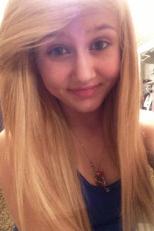 美国女子花巨资全身打孔纹身装钉子被人叫魔鬼仍自信