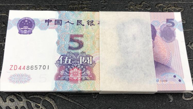 如果大家现在到收藏市场上面想要去找一张99版的五块钱,要花15块钱去