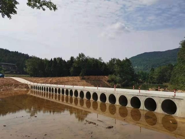 修筑"漫水桥"破解"过河难"