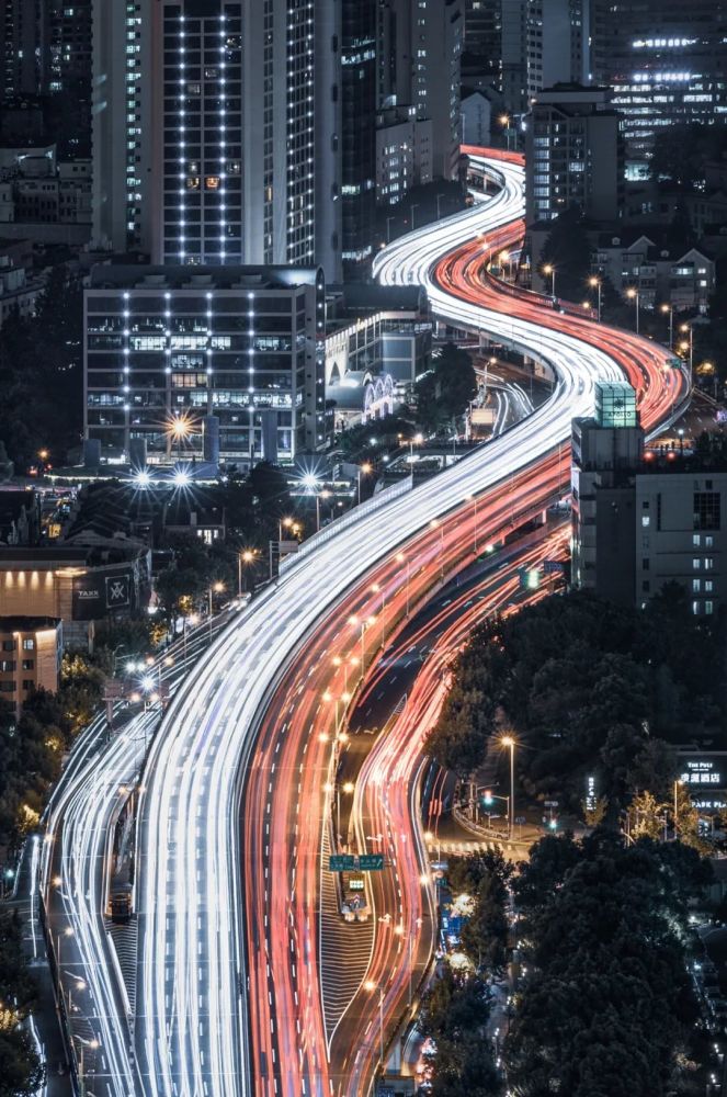 還有夜晚流光溢彩的車流……充滿歷史感的古建築,人間煙火氣的街頭