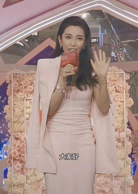 李冰冰现身活动,穿粉色西装秀身材曲线,身材发福更有韵味了