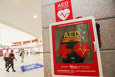 武汉地铁站内乘客倒地,aed急救转危为安