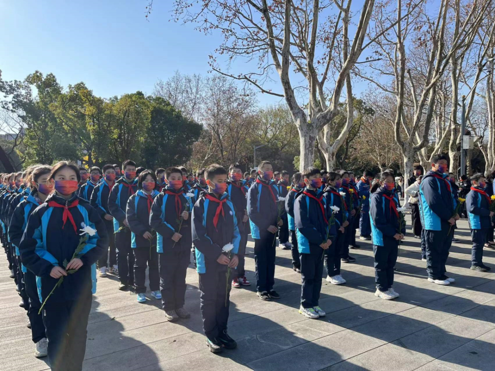 "来自上海市淞谊中学的年轻学子告诉记者,"想到有那么多先烈为抵御