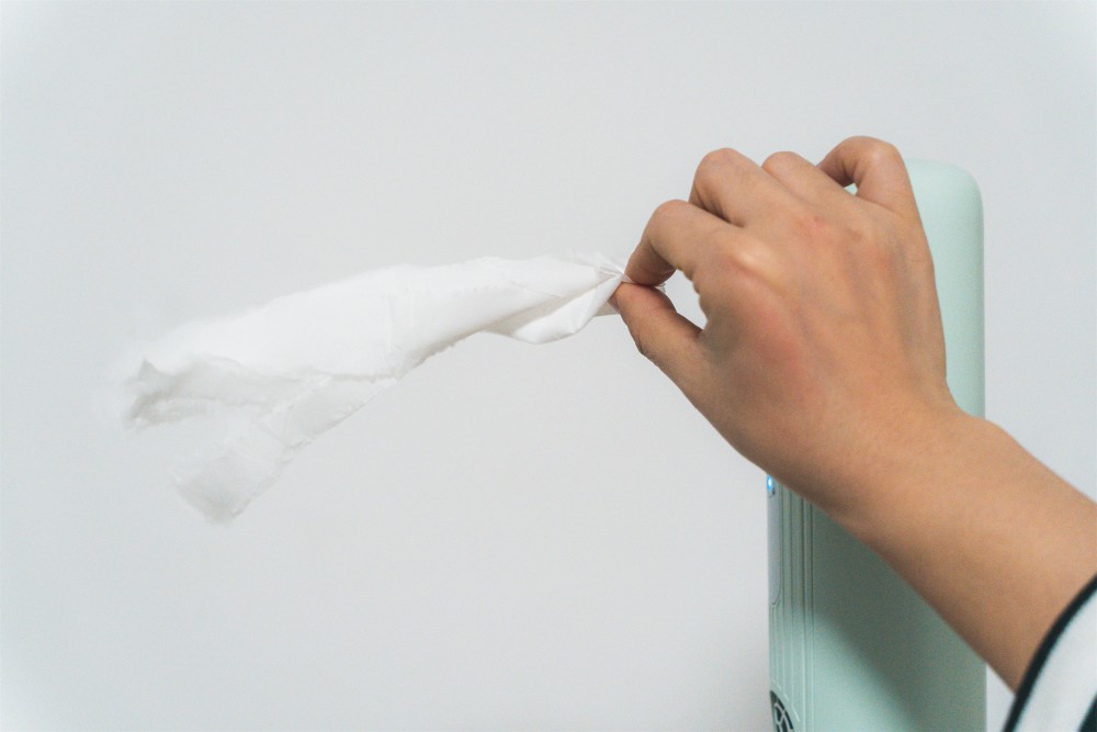 柔风风力比较温柔,发现纸条慢慢飘动.