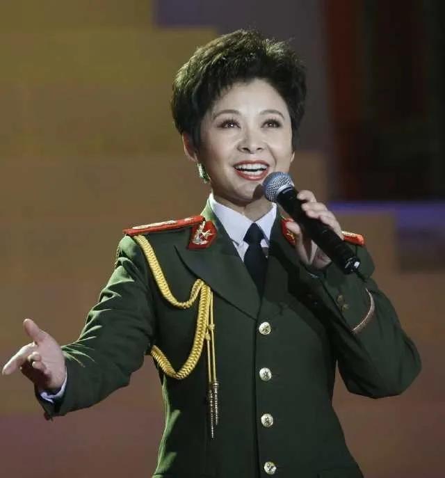 军旅歌手董文华事业巅峰生下儿子我不能让丈夫等太久