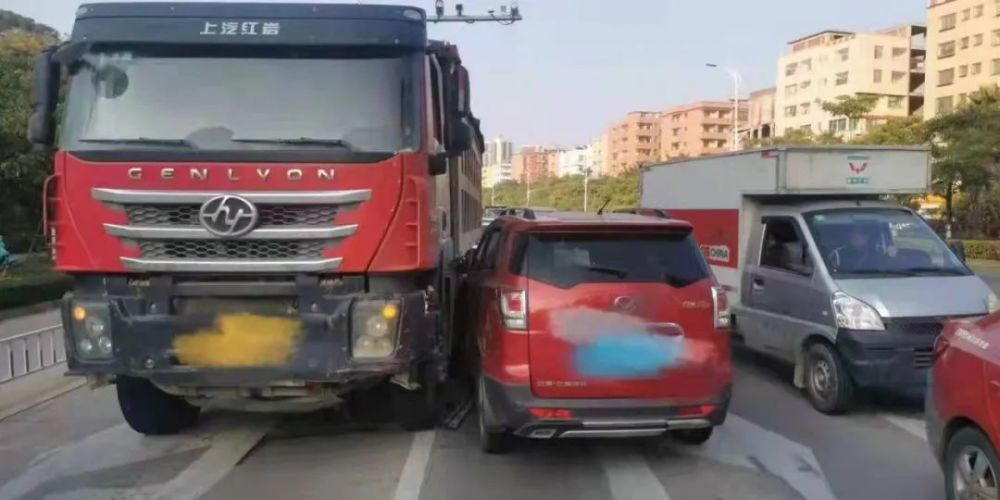 超载货车追尾,小车被撞在原转打了个圈