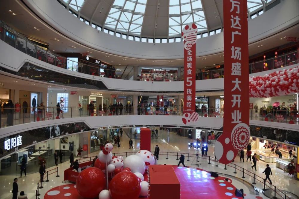 去年12月18日,位于兴化英武大道与文昌路交会处的万达广场盛大开业.