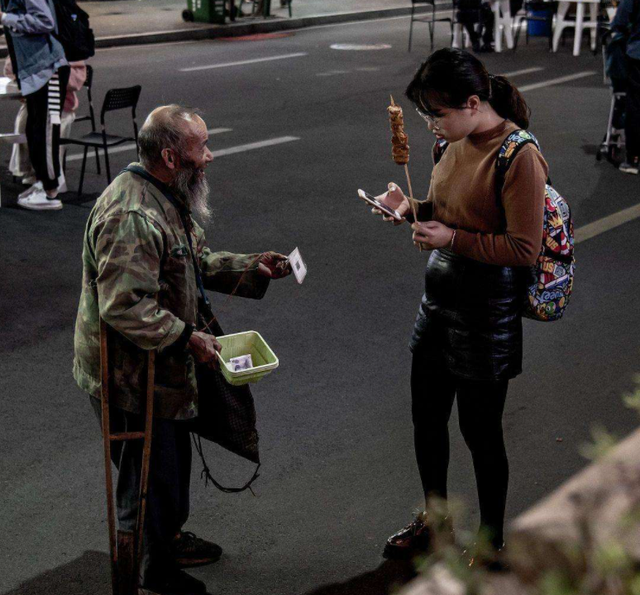 乞丐进店蛮横要钱,一块嫌少,店员:他月入过万,抽芙蓉烟_腾讯新闻