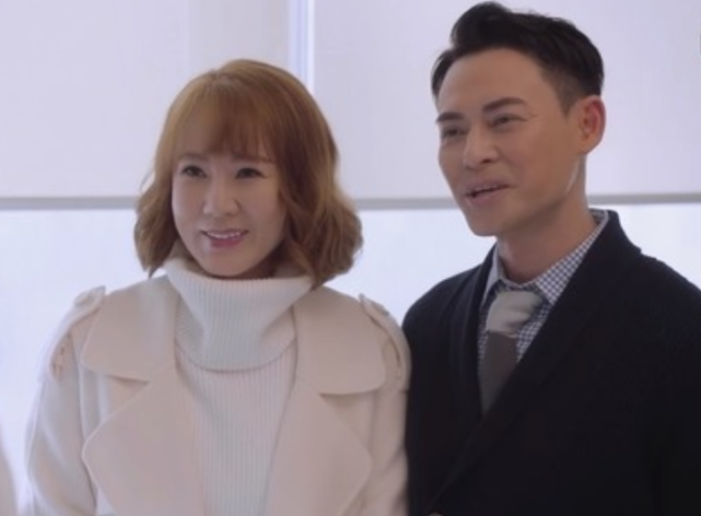 50岁康华近照冻龄有术,至今未婚无儿女,坦言时机没到感情事随缘