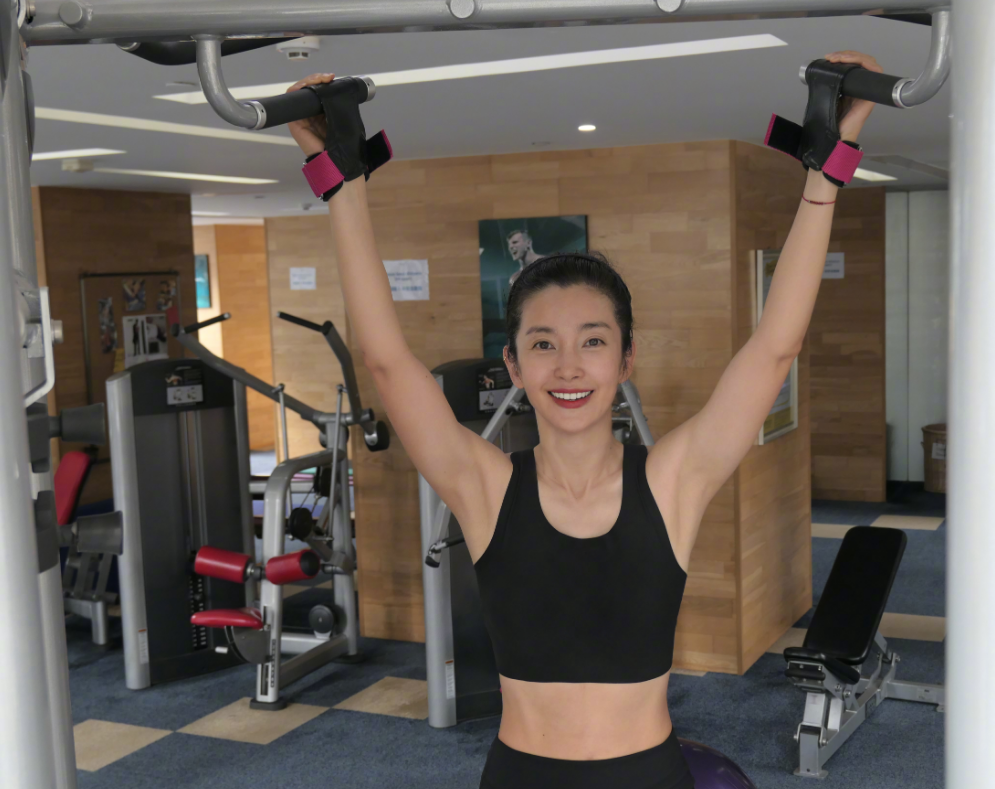 早年的照片中,李冰冰因运动脸色微微发红,汗水浸湿了她的发梢,但活力