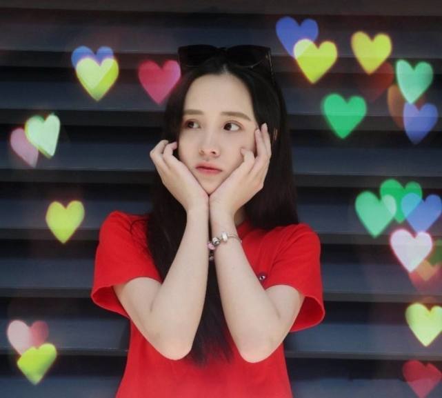 蒋佳恩3年仅赚6万,解约赔偿150万精神失常退圈!