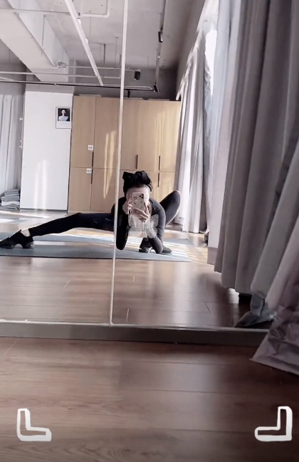 46岁金巧巧跟风秀蜘蛛腿柔韧性惊人排骨胸全程抢镜