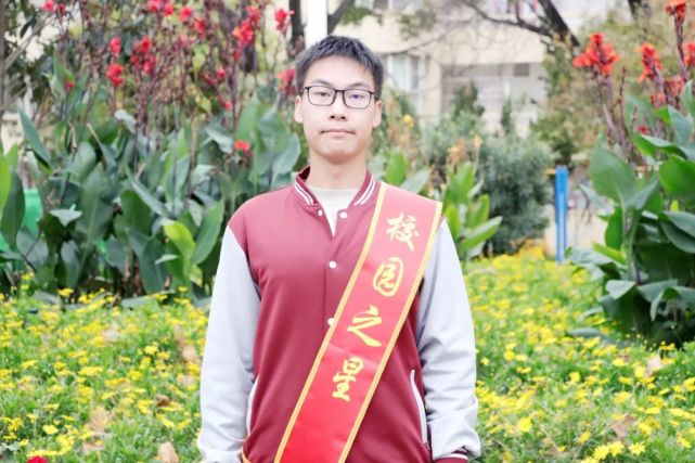 108班 张昊祺学习成绩优异,班级小组长,经常帮助同学解决学习上的