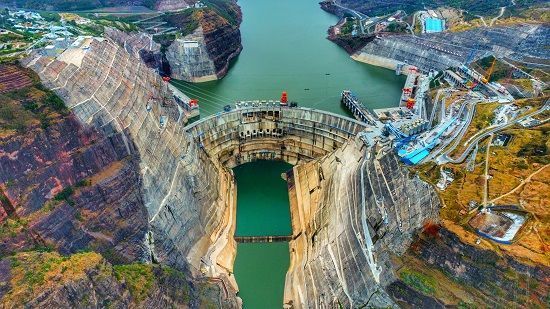 提前1个月白鹤滩大坝首个导流底孔率先封堵完成