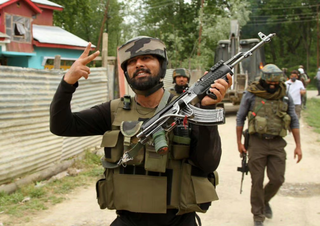 图为克什米尔地区印度军警