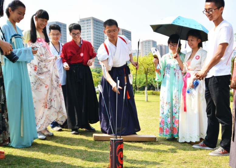 遼寧某學校班級玩投壺遊戲一女生願望嚇壞老師男生神攔截