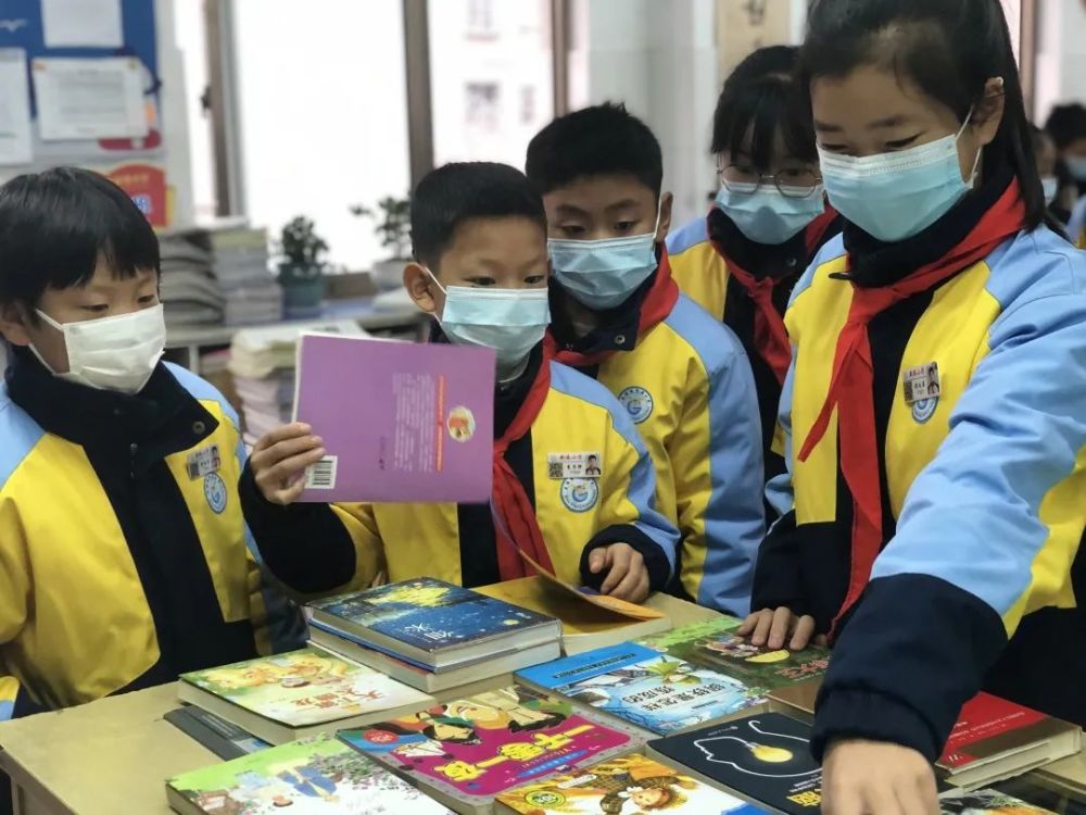 宁波象山县石浦镇新港小学为新疆库车小学举行爱心图书捐赠活动_腾讯