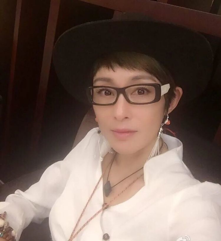 53岁张敏疑被老公逼着穿睡衣出镜网友比她单身还凄凉