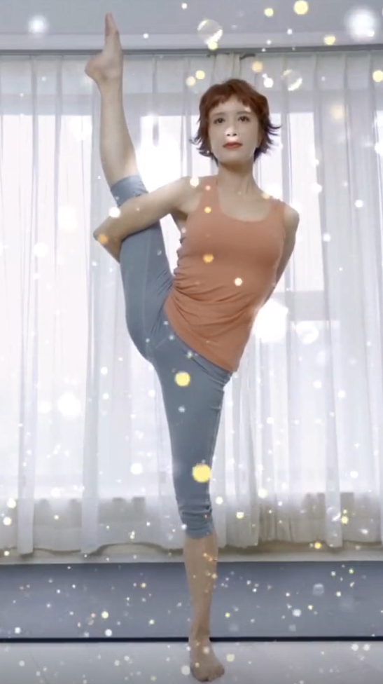 46岁金巧巧挑战蜘蛛腿跨步深蹲毫不费力穿运动内衣秀腹肌