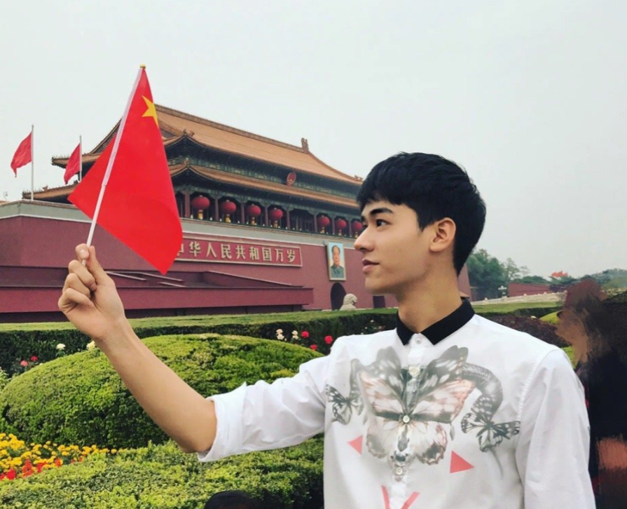 五位爱国态度最刚的年轻艺人:身披国旗,外网发文:我是中国人