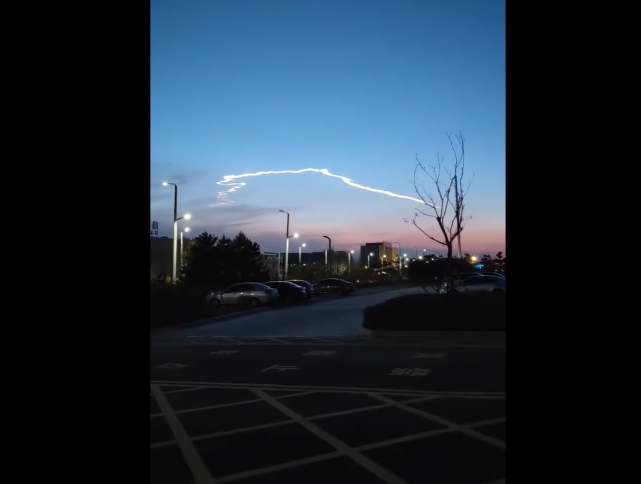 山西夜空突现“极光云”，太阳活动又在冲击地球？分析：不用担心_腾讯新闻