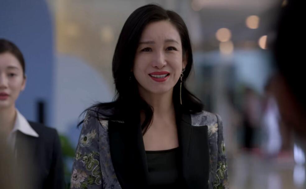 她既是陈卓的前妻,又是陈佳佳的妈妈,更是大富豪洪卫的老婆