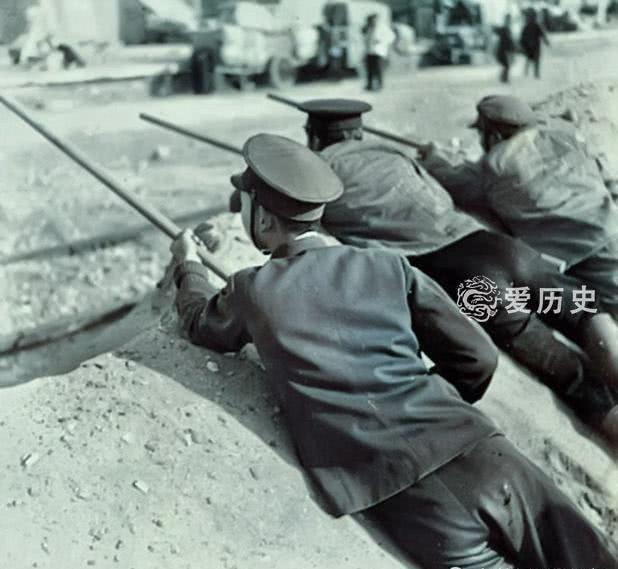 替日军卖命的铁道青年队拿根烧火棍当枪使站在北京城头作秀博大教育