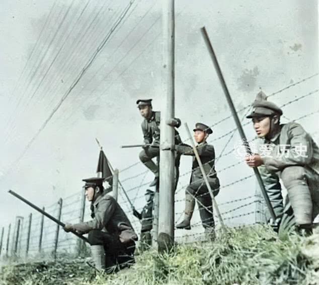 替日军卖命的铁道青年队拿根烧火棍当枪使站在北京城头作秀博大教育