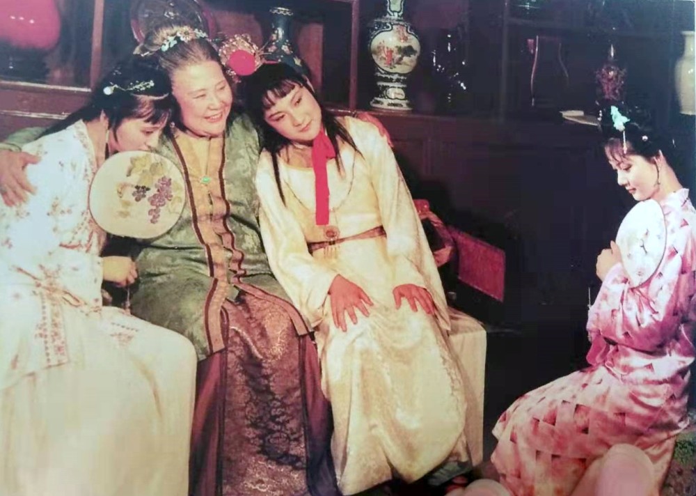 你们发现没有红楼梦里薛宝钗看不起贾母