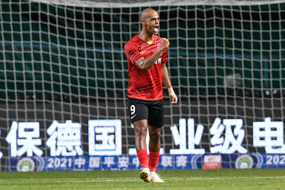 埃里克破门儒尼奥尔进球领跑射手榜亚泰2比0取胜广州城