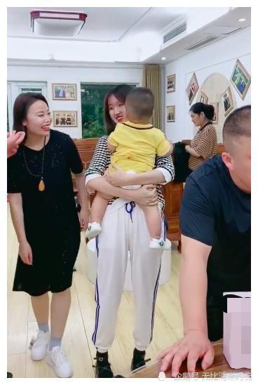 目前41岁的草帽姐在家带着1岁小孙子,儿子儿媳以及女儿在外求学.