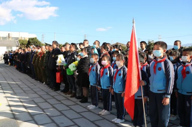 在雄渾高亢的《義勇軍進行曲》旋律中,全場齊聲高唱中華人民共和國