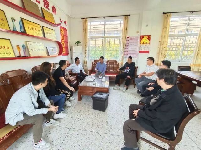 中心小学(书籍由我校青马班学生捐助,学习文具由石凯伦,郑绮琪,邱子龙