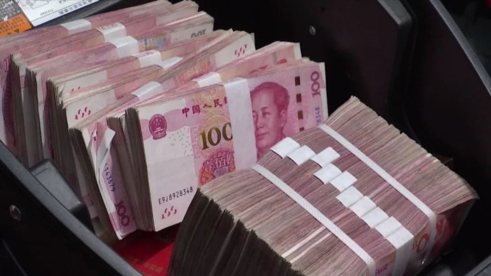 城事呼和浩特一车内20万元现金高档烟酒被盗民警24小时破获系列砸车