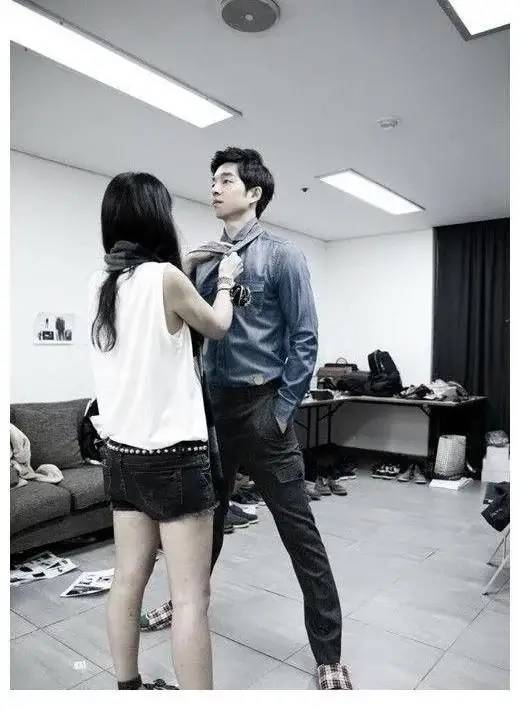 韩国男星弯腰岔开绅士腿画面超暖金宇彬直接弯成90度被赞爆