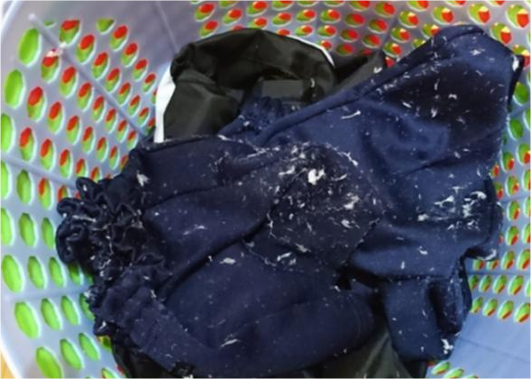 洗衣服忘掏出卫生纸兜里全是垃圾教你一招轻松去除纸屑