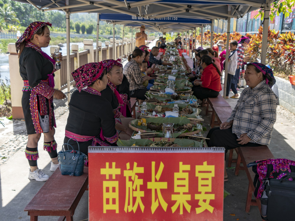 海南毛祥村摆长桌宴庆丰收