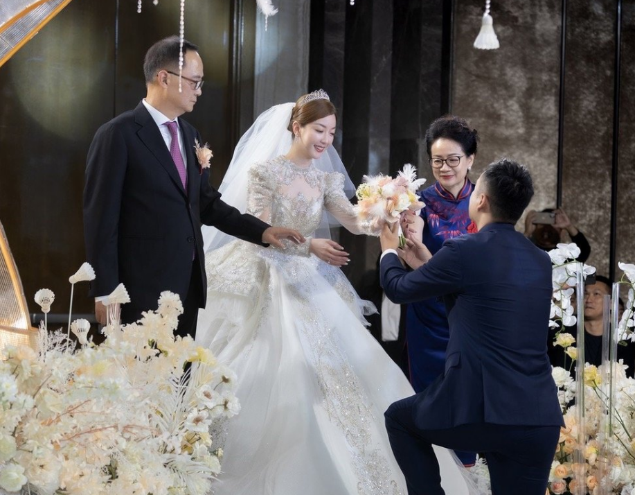 59岁李永波亮相已胖到看不见脖子林丹戴名表现身婚礼送掌声