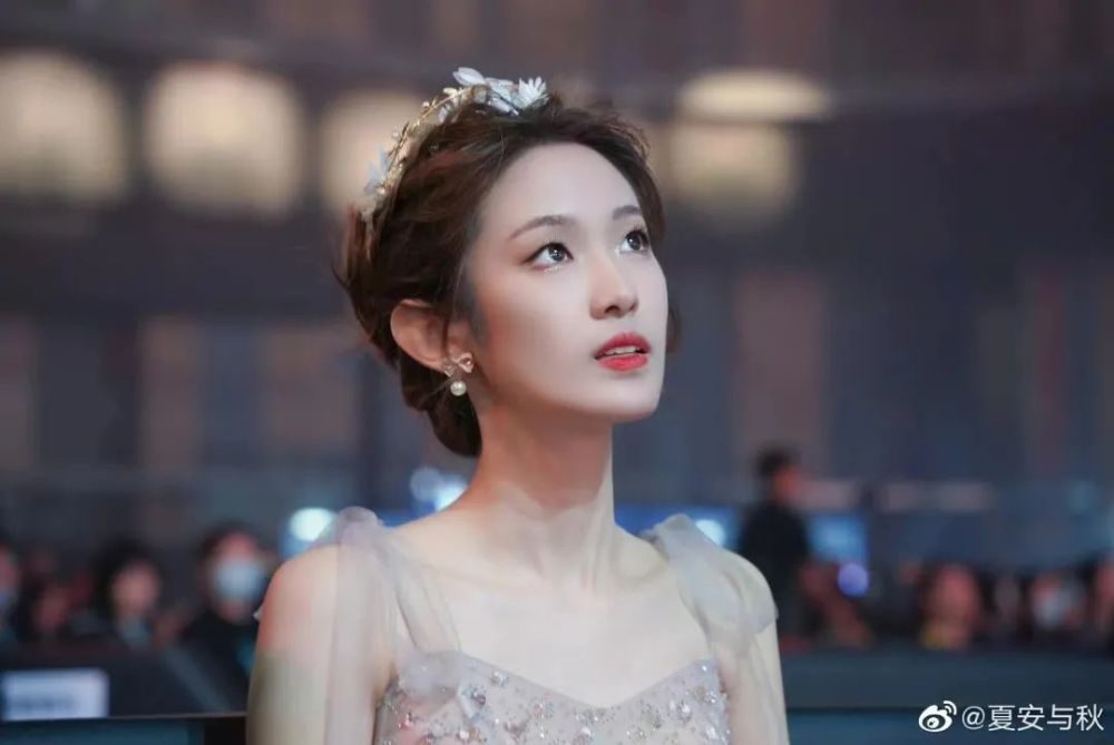 lpl全明星解说主持同台争艳余霜知性大方骆歆小钰可爱周淑怡这是透视