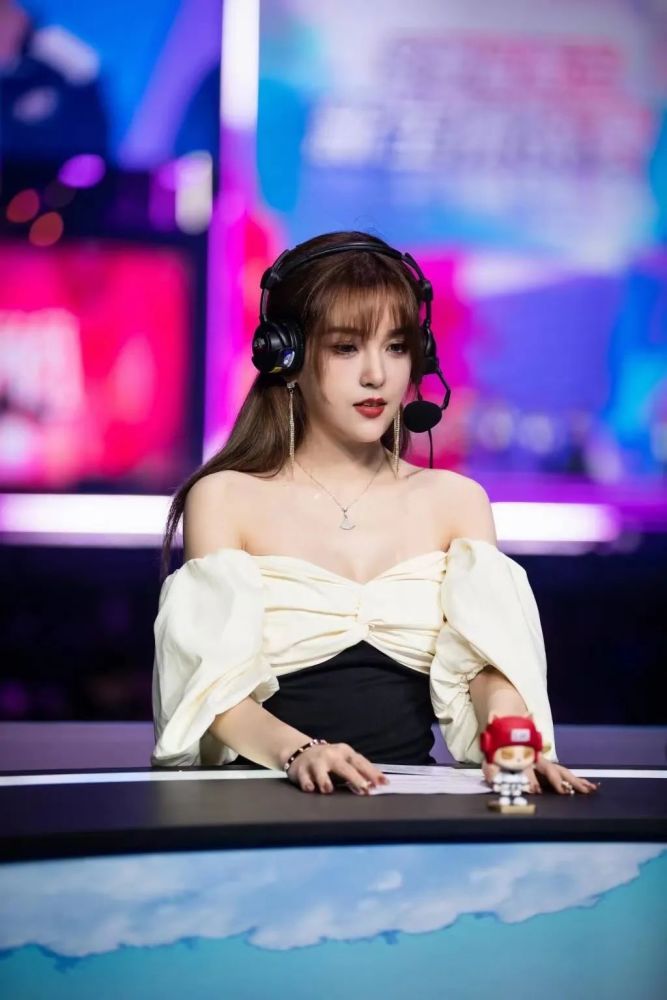 lpl全明星解说主持同台争艳余霜知性大方骆歆小钰可爱周淑怡这是透视