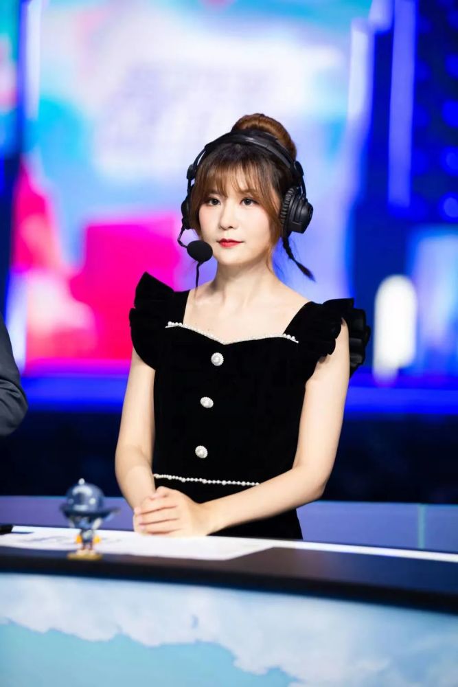 lpl全明星解说主持同台争艳余霜知性大方骆歆小钰可爱周淑怡这是透视