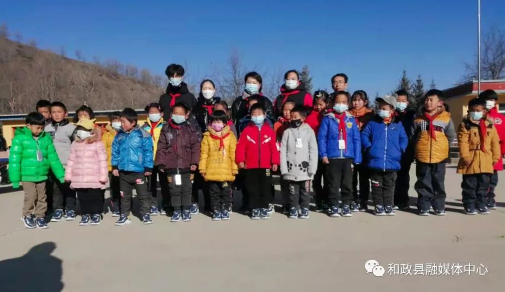 和政县工商联携手兰州堡基尼服装兰州国风美术学校为关滩沟小学冬日送