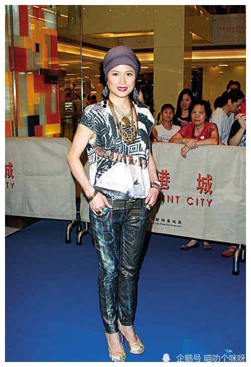 邵美琪爬山照曝光,素颜肌肤松弛,但是状态比年轻人好_腾讯新闻