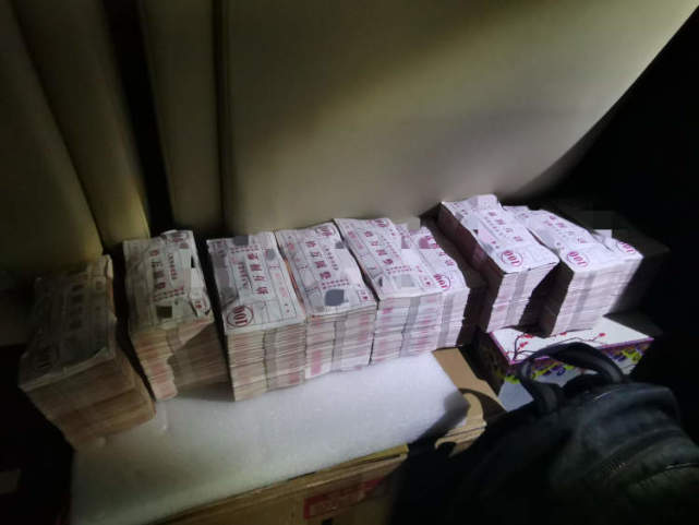 100万元现金放汽车后备箱掉了10万幸得好心人捡到归还