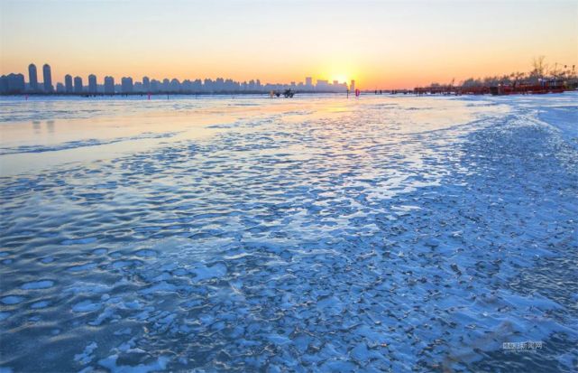 15日夜 多雲有陣雪 偏東風2-3級 -15℃15日白 多雲 偏西風2-3級 -7