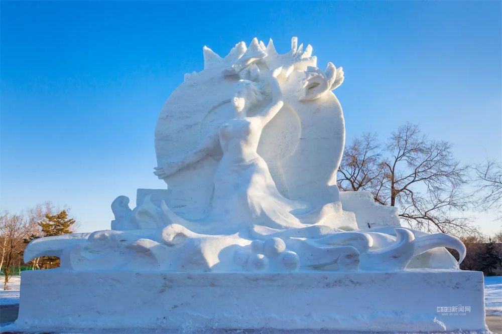 主题雪塑正在紧张建设中来源:哈尔滨新闻网记者:陈悦手机记者:老兵帅