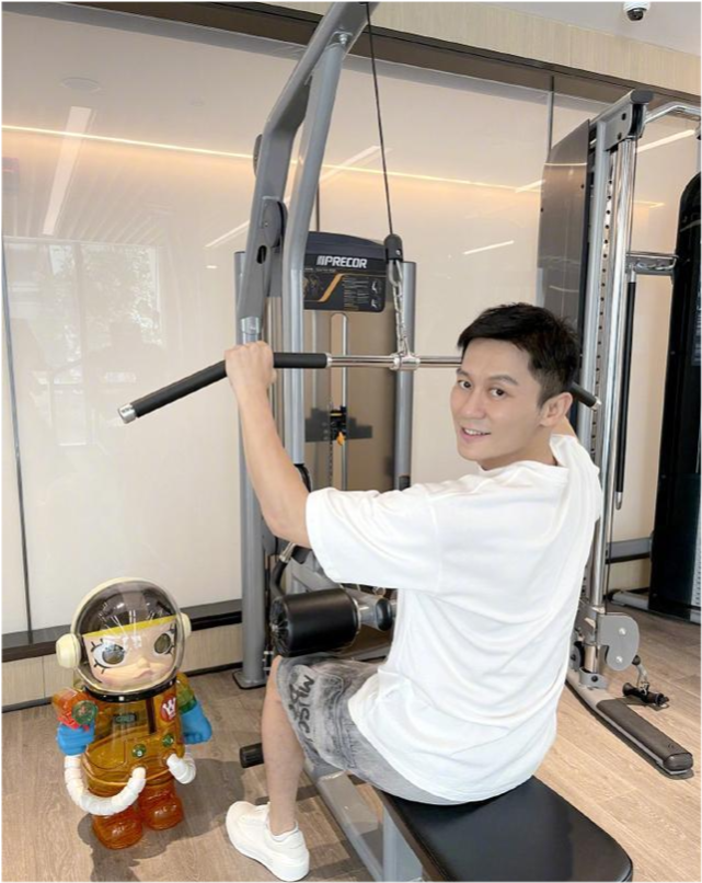 男星李晨坚持健身,身体肌肉线条明显,坦言运动很关键